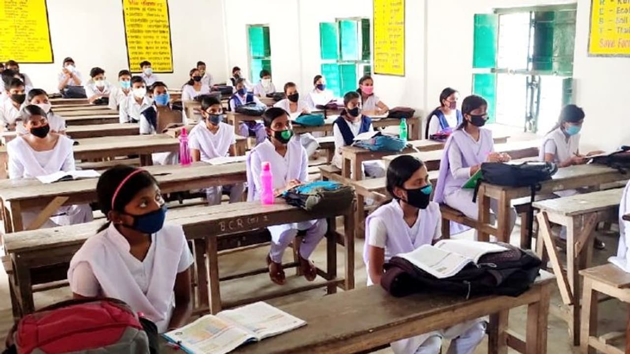 প্রধান শিক্ষকের তুঘলকি সিদ্ধান্ত, করোনার মধ্য়ে স্কুল খুলে ক্লাস ঘাটালে