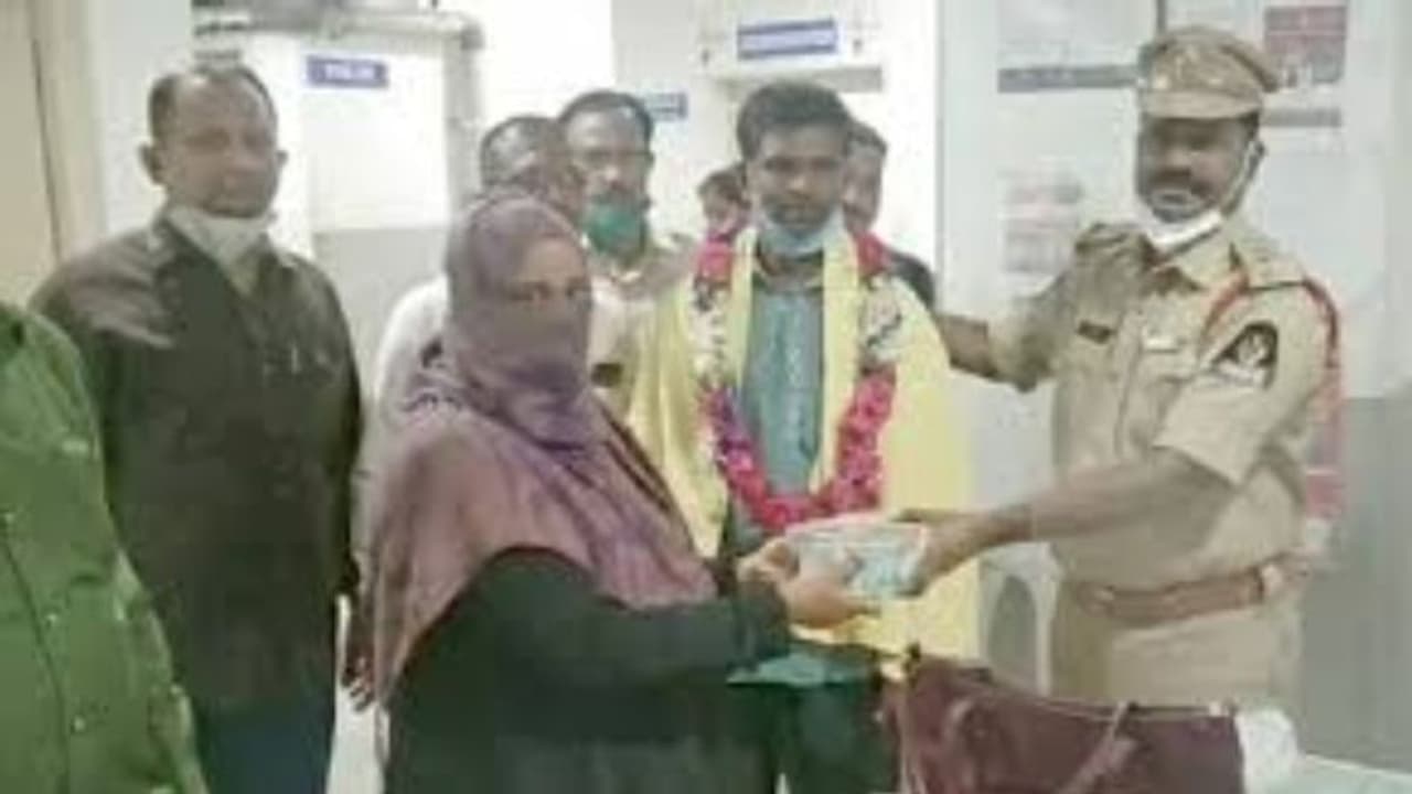 ലോക്ക്ഡൗണിൽ ഓട്ടമില്ല,വാടക കൊടുക്കാൻ പണമില്ല; എന്നാലും ഉടമ മറന്നുവച്ച1.4ലക്ഷം മടക്കിനല്കാൻ ഹബീബ് മടിച്ചില്ല ലോക്ക്ഡൗണിൽ ഓട്ടമില്ല,വാടക കൊടുക്കാൻ പണമില്ല; എന്നാലും ഉടമ മറന്നുവച്ച1.4ലക്ഷം മടക്കിനല്കാൻ ഹബീബ് മടിച്ചില്ല