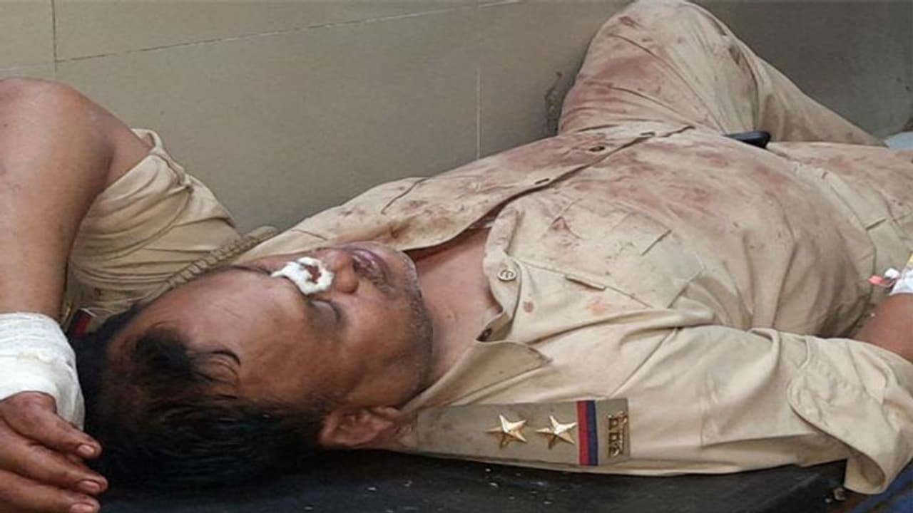 कानपुर जैसी घटनाः चोर को पकड़ने गई पुलिस टीम पर हमला; छीन ली दारोगा की पिस्टल, बुरी तरह पीटा कानपुर जैसी घटनाः चोर को पकड़ने गई पुलिस टीम पर हमला; छीन ली दारोगा की पिस्टल, बुरी तरह पीटा