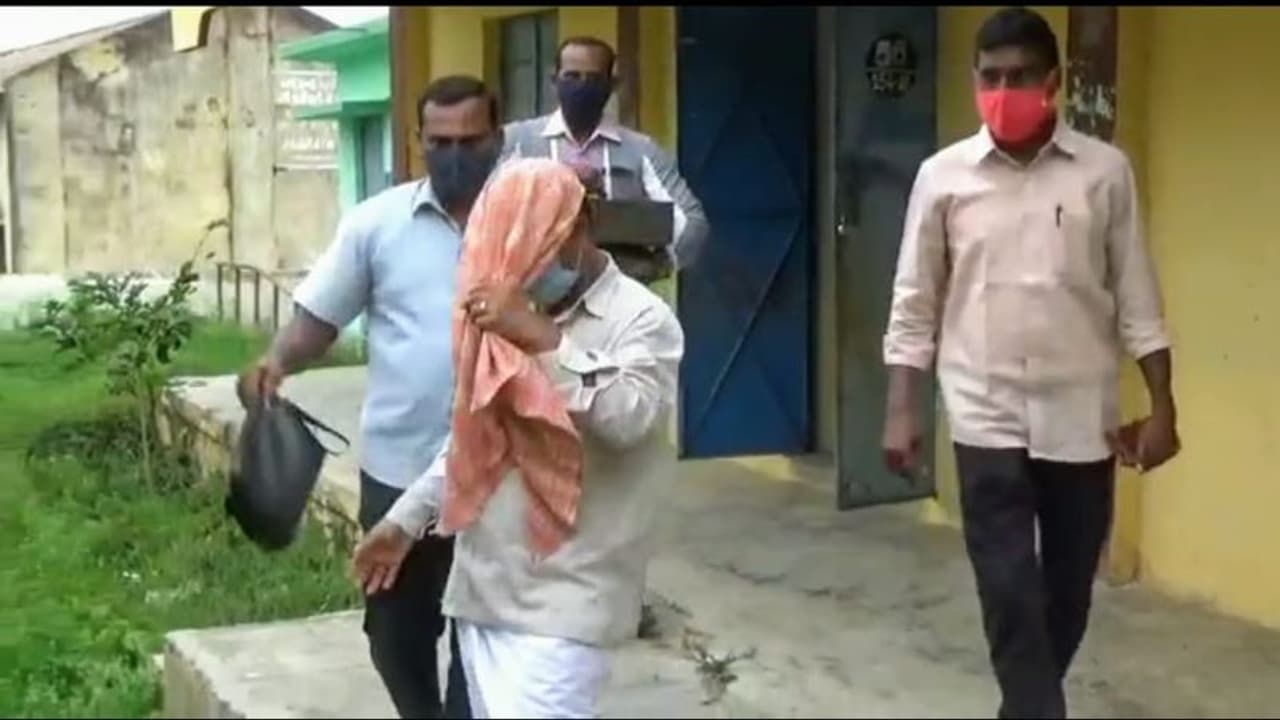 ஓய்வூதிய பலன்களை பெற்றுத்தர லஞ்சம் வாங்கிய கல்வித்துறை அதிகாரி..!! பொறிவைத்து தூக்கிய லஞ்ச ஒழிப்பு போலீஸ் ஓய்வூதிய பலன்களை பெற்றுத்தர லஞ்சம் வாங்கிய கல்வித்துறை அதிகாரி..!! பொறிவைத்து தூக்கிய லஞ்ச ஒழிப்பு போலீஸ்