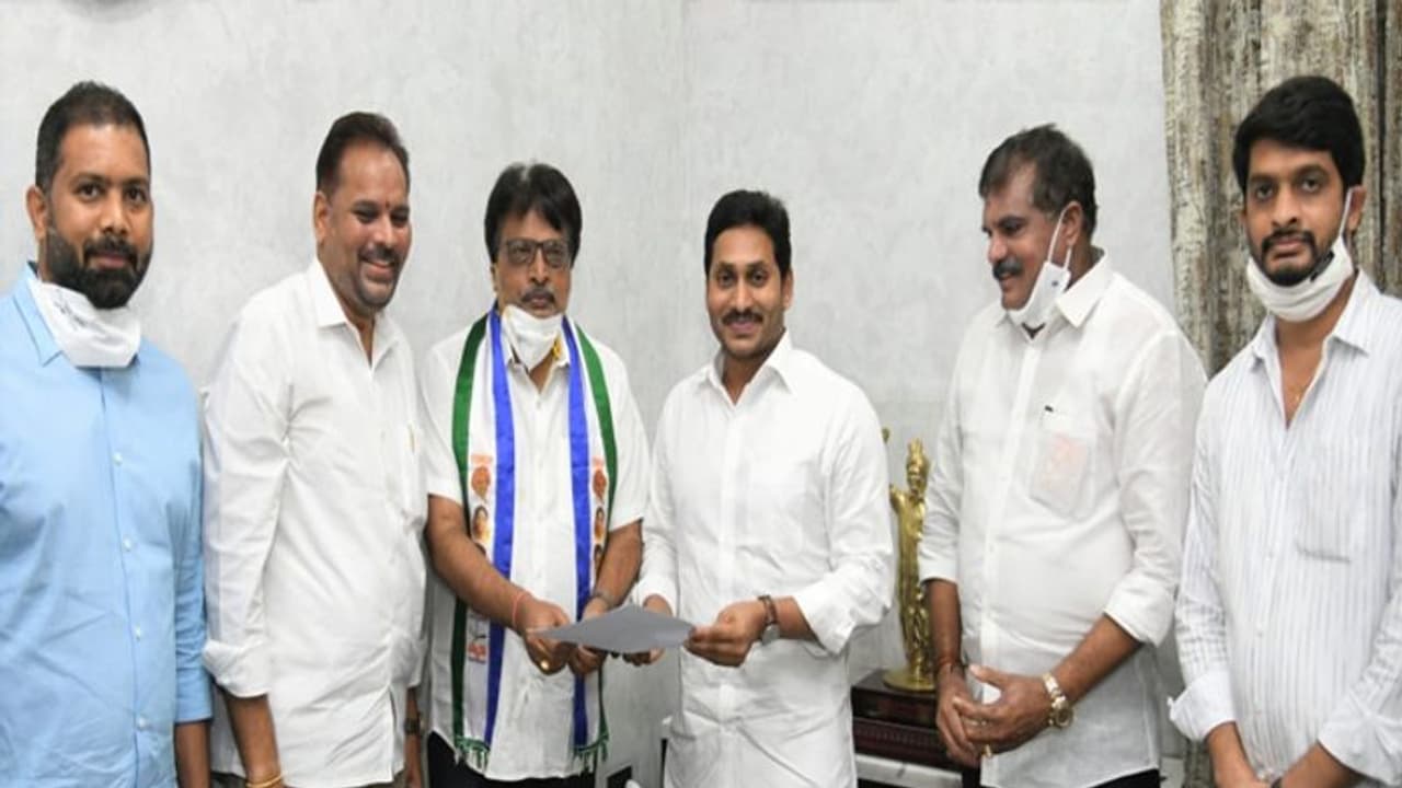 వైసిపి ఎమ్మెల్సీ అభ్యర్థిగా పెన్మత్స సురేష్ కన్ఫర్మ్...బీఫారం అందించిన జగన్ వైసిపి ఎమ్మెల్సీ అభ్యర్థిగా పెన్మత్స సురేష్ కన్ఫర్మ్...బీఫారం అందించిన జగన్