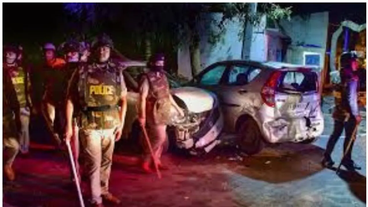 ബംഗളൂരു അക്രമം ആസൂത്രിതമെന്ന് പൊലീസ്; കൊല്ലാനും കൊള്ളിവയ്പ്പിനും ആഹ്വാനം ചെയ്തു, എഫ്ഐആറിൽ 17 പ്രതികൾ ബംഗളൂരു അക്രമം ആസൂത്രിതമെന്ന് പൊലീസ്; കൊല്ലാനും കൊള്ളിവയ്പ്പിനും ആഹ്വാനം ചെയ്തു, എഫ്ഐആറിൽ 17 പ്രതികൾ