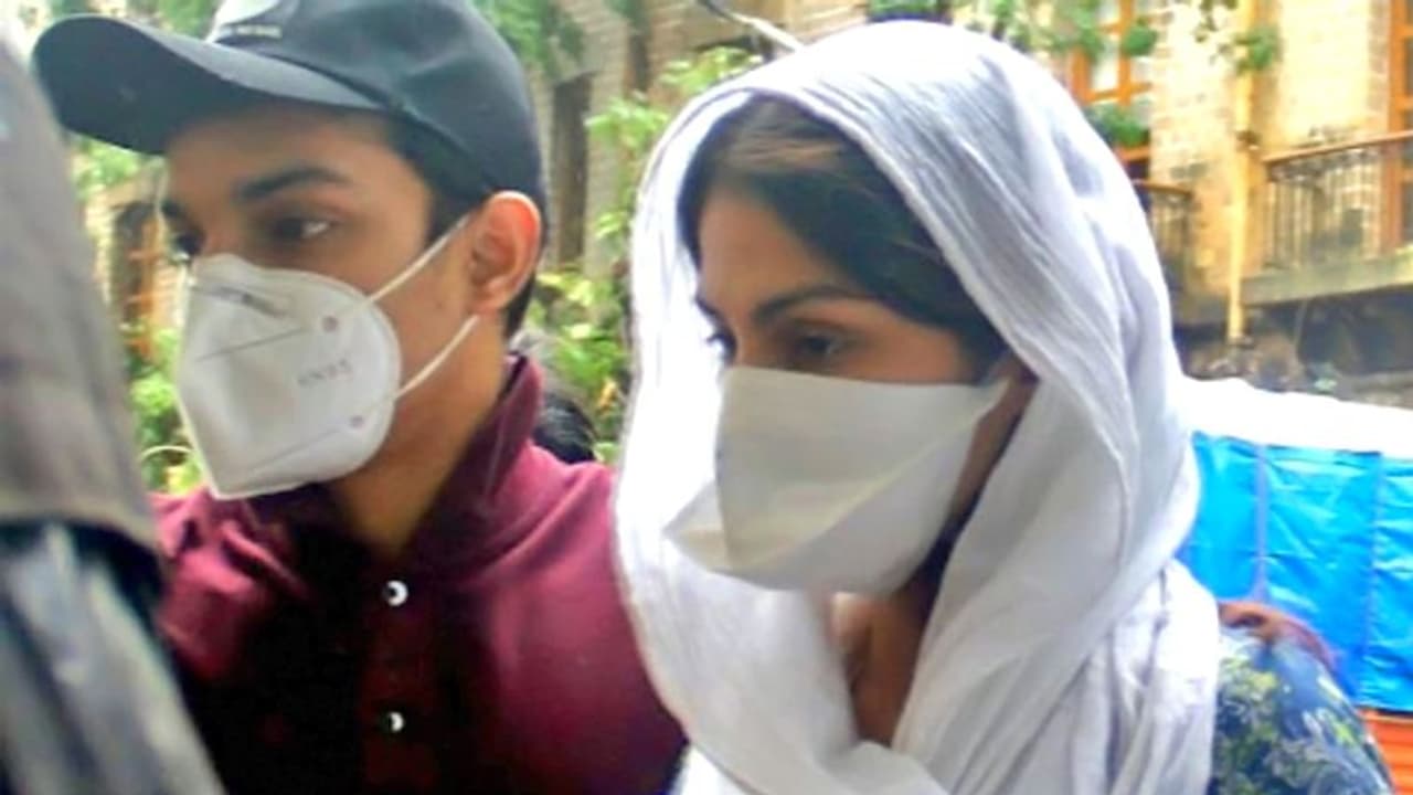 নেটদুনিয়ায় ভাইরাল সিবিআই জেরার খবর, অথচ কোনও সমনই পাননি, জানালেন রিয়া