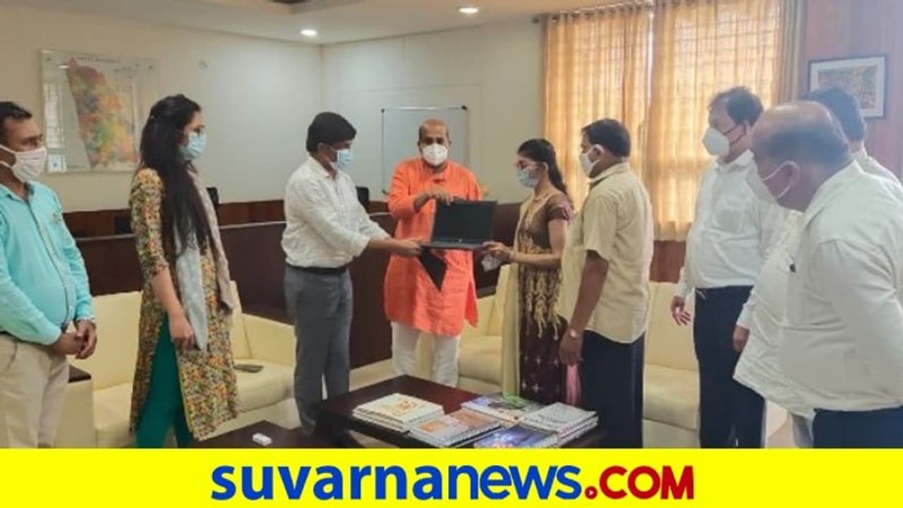 ಅಂಧ ವಿದ್ಯಾರ್ಥಿಗಳಿಗೆ ಟಾಕಿಂಗ್ ಲ್ಯಾಪ್ಟಾಪ್ ವಿತರಣೆ ಅಂಧ ವಿದ್ಯಾರ್ಥಿಗಳಿಗೆ ಟಾಕಿಂಗ್ ಲ್ಯಾಪ್ಟಾಪ್ ವಿತರಣೆ