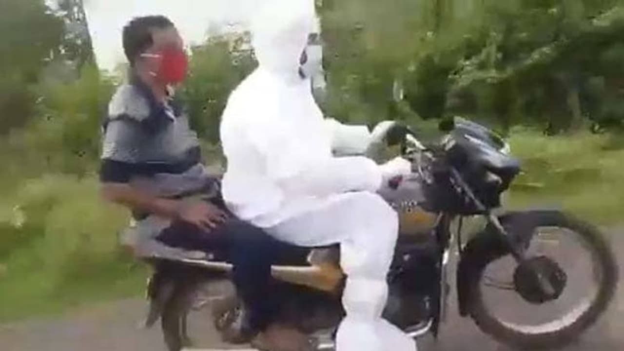 ആംബുലൻസ് ലഭ്യമായില്ല; കൊവിഡ് ലക്ഷണം കാണിച്ചയാളെ പിപിഇ കിറ്റ് ധരിച്ച് ആശുപത്രിയിൽ എത്തിച്ച് തൃണമൂൽ നേതാവ് ആംബുലൻസ് ലഭ്യമായില്ല; കൊവിഡ് ലക്ഷണം കാണിച്ചയാളെ പിപിഇ കിറ്റ് ധരിച്ച് ആശുപത്രിയിൽ എത്തിച്ച് തൃണമൂൽ നേതാവ്