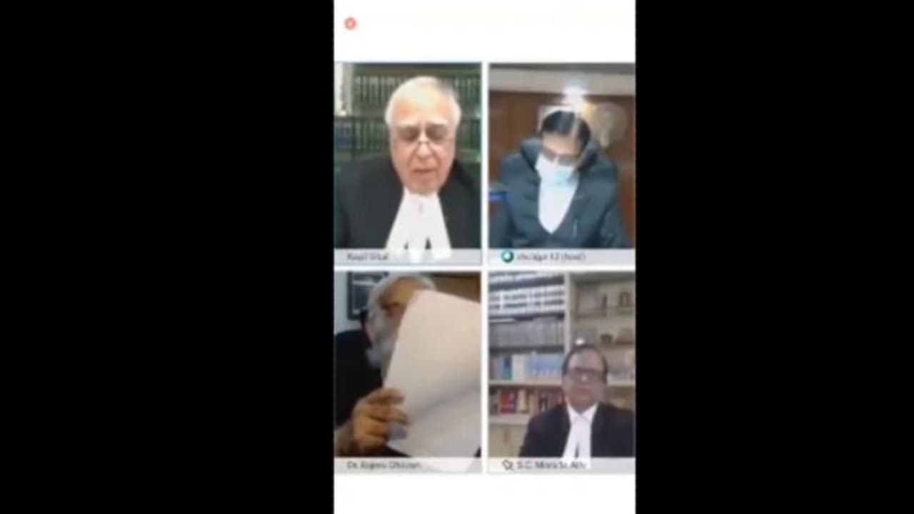 কাগজের আড়ালে মুখ লুকিয়ে হুক্কায় 'সুখটান', রাজস্থান আদালতের শুনানির ভাইরাল ভিডিও দেখুন কাগজের আড়ালে মুখ লুকিয়ে হুক্কায় 'সুখটান', রাজস্থান আদালতের শুনানির ভাইরাল ভিডিও দেখুন