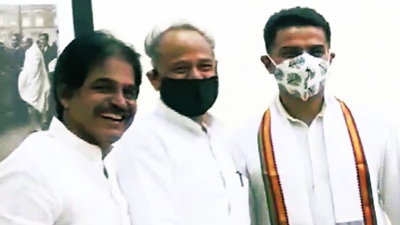 विवाद के बाद पहली बार पायलट ने की मुलाकात, गहलोत ने कहा, जो हुआ उसे भूल जाओ, अपने तो अपने होते हैं विवाद के बाद पहली बार पायलट ने की मुलाकात, गहलोत ने कहा, जो हुआ उसे भूल जाओ, अपने तो अपने होते हैं