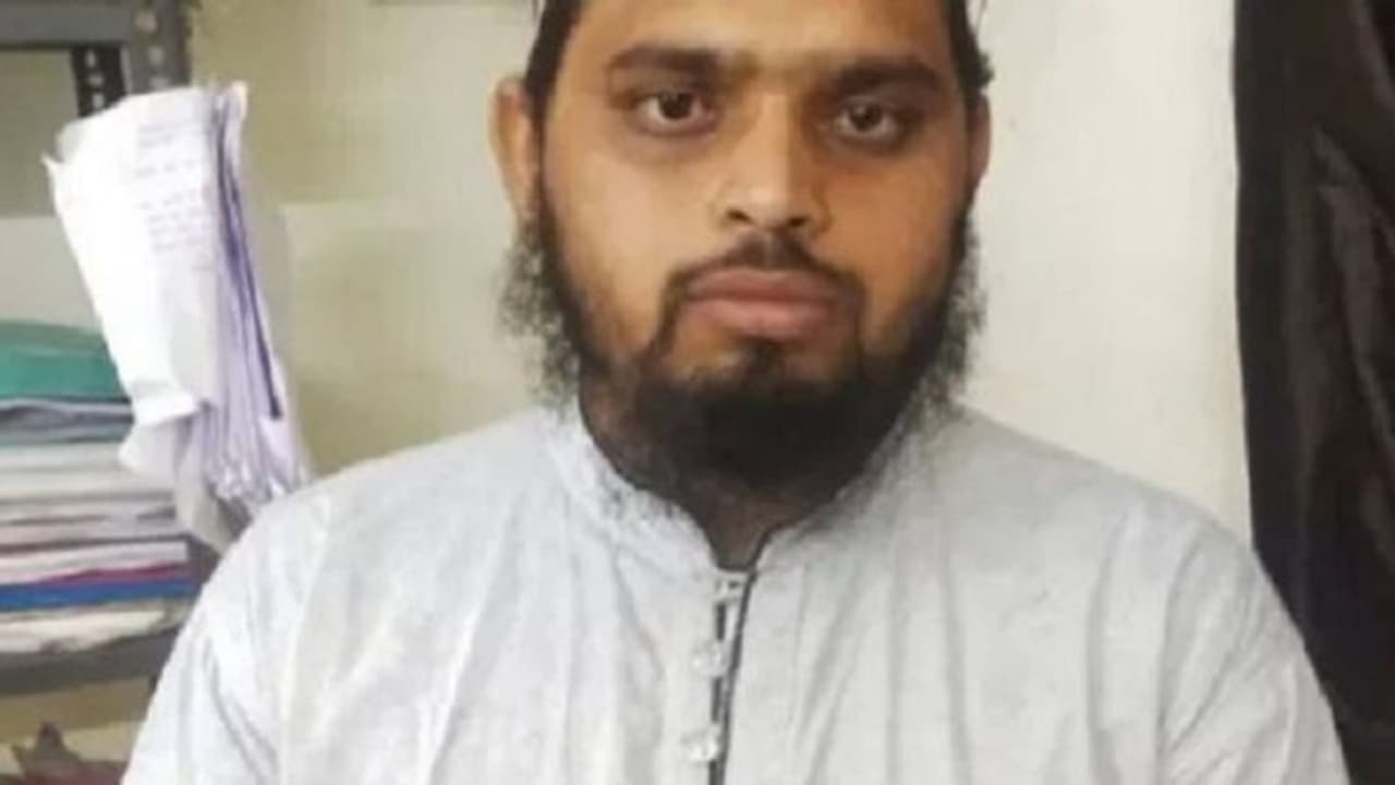 मौलाना ने नौ साल की बच्ची से किया बलात्कार, अब परिवार के लोग बना रहे हैं नाबालिक की शादी का दबाव मौलाना ने नौ साल की बच्ची से किया बलात्कार, अब परिवार के लोग बना रहे हैं नाबालिक की शादी का दबाव