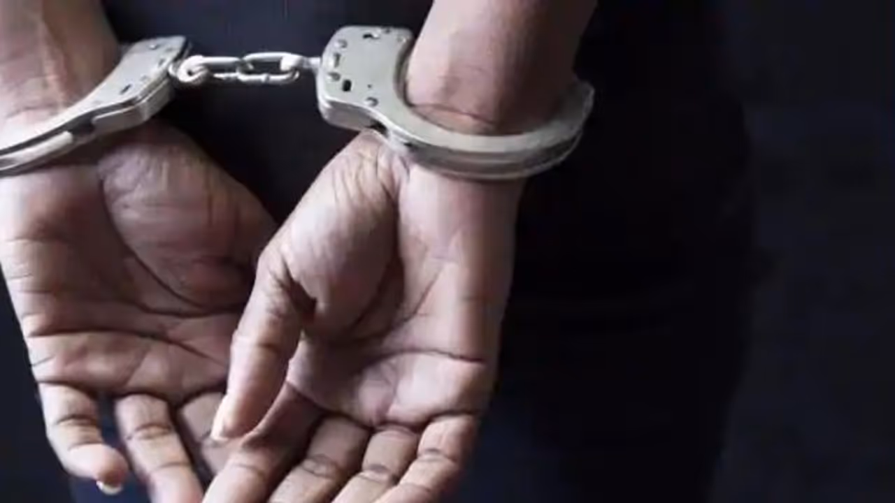 പിടികൂടാൻ പൊലീസിന്റെ തിരച്ചിൽ; കണ്ണുവെട്ടിച്ച് സംഘട്ടന കേസ് പ്രതി കോടതിയിൽ, ശേഷം റിമാൻഡ് പിടികൂടാൻ പൊലീസിന്റെ തിരച്ചിൽ; കണ്ണുവെട്ടിച്ച് സംഘട്ടന കേസ് പ്രതി കോടതിയിൽ, ശേഷം റിമാൻഡ്