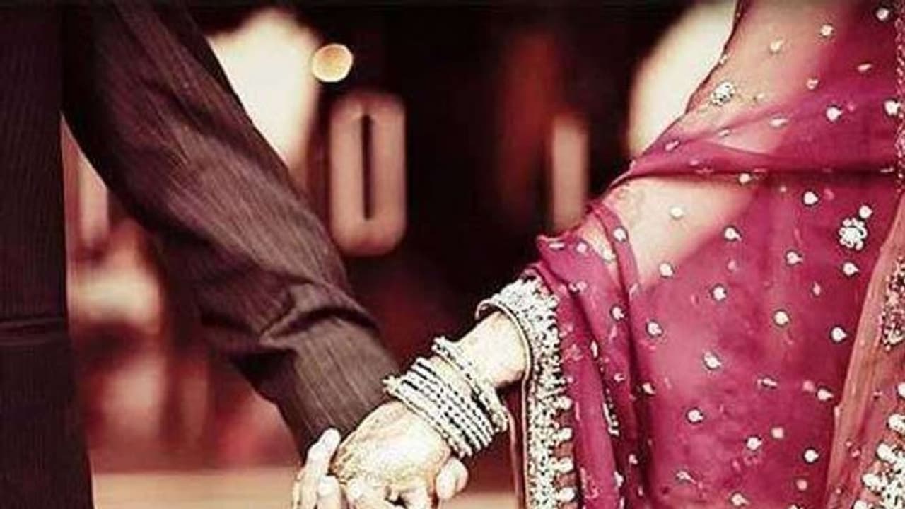 ഭാര്യ മൂന്നാമതും ഒളിച്ചോടി, ആദ്യത്തെയും രണ്ടാമത്തെയും ഭര്ത്താക്കന്മാര് പൊലീസ് സ്റ്റേഷനിൽ ഭാര്യ മൂന്നാമതും ഒളിച്ചോടി, ആദ്യത്തെയും രണ്ടാമത്തെയും ഭര്ത്താക്കന്മാര് പൊലീസ് സ്റ്റേഷനിൽ