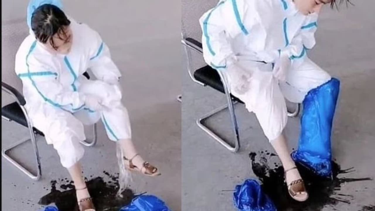 পিপিই খুলতেই ঝরঝর করে বের হল এক বালতি ঘাম, চিনা স্বাস্থ্যকর্মীর ভিডিও ভাইরাল গোটা বিশ্বে