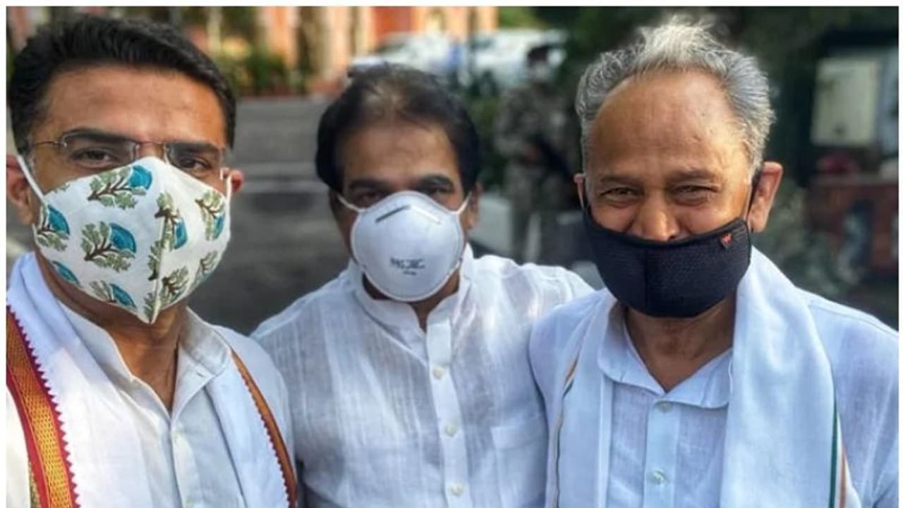 പുഞ്ചിരി, ഹസ്തദാനം; ഗെലോട്ടും സച്ചിന് പൈലറ്റും വീണ്ടും ഭായി ഭായി പുഞ്ചിരി, ഹസ്തദാനം; ഗെലോട്ടും സച്ചിന് പൈലറ്റും വീണ്ടും ഭായി ഭായി