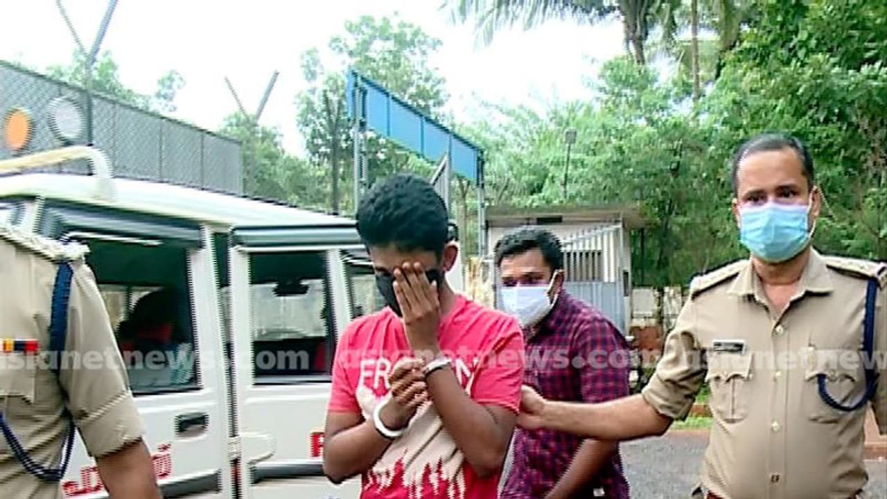 ആന് മേരി കൊലക്കേസ്; ആൽബിനെ വീട്ടിലെത്തിച്ച് തെളിവെടുപ്പ് നടത്തി ആന് മേരി കൊലക്കേസ്; ആൽബിനെ വീട്ടിലെത്തിച്ച് തെളിവെടുപ്പ് നടത്തി