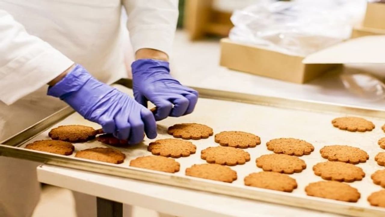 కర్నూల్ జిల్లాలో విషాదం: బిస్కెట్లు తిని ఇద్దరు చిన్నారుల మృతి కర్నూల్ జిల్లాలో విషాదం: బిస్కెట్లు తిని ఇద్దరు చిన్నారుల మృతి