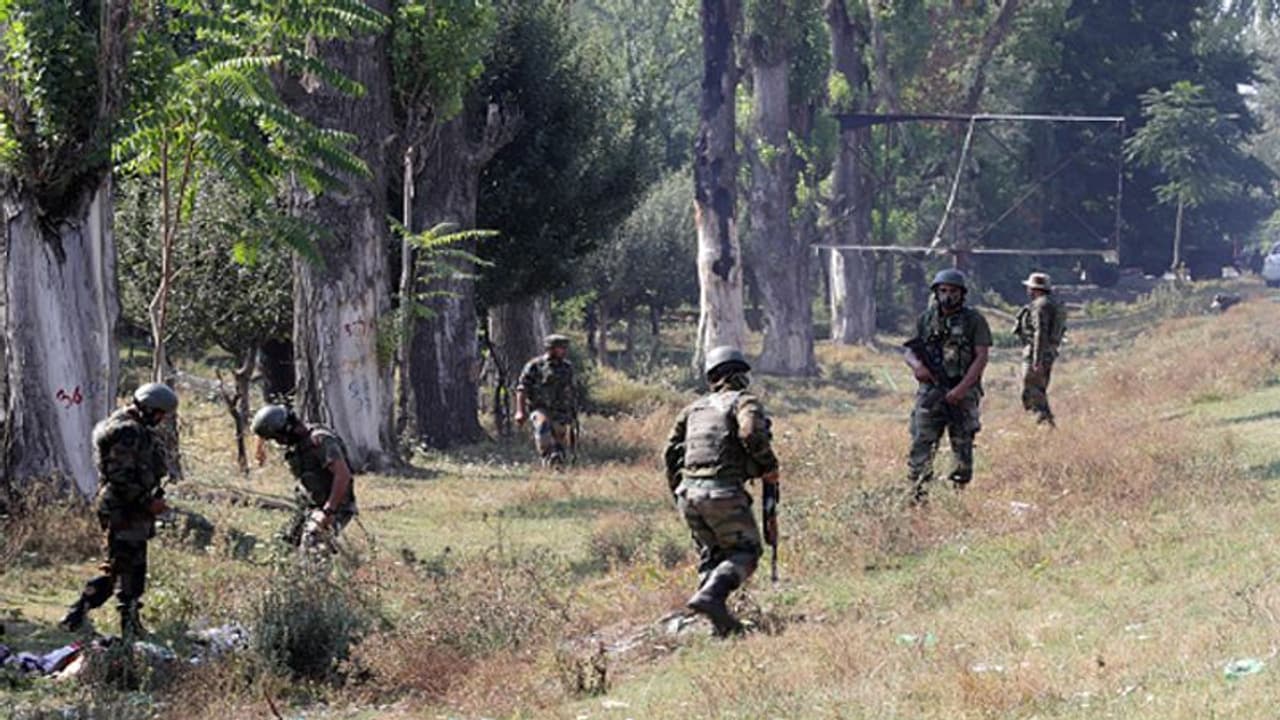 Big News: जम्मू कश्मीर में दो पुलिसवालों समेत 6 कर्मचारी बर्खास्त, Terrorist groups से कनेक्शन पर एक्शन