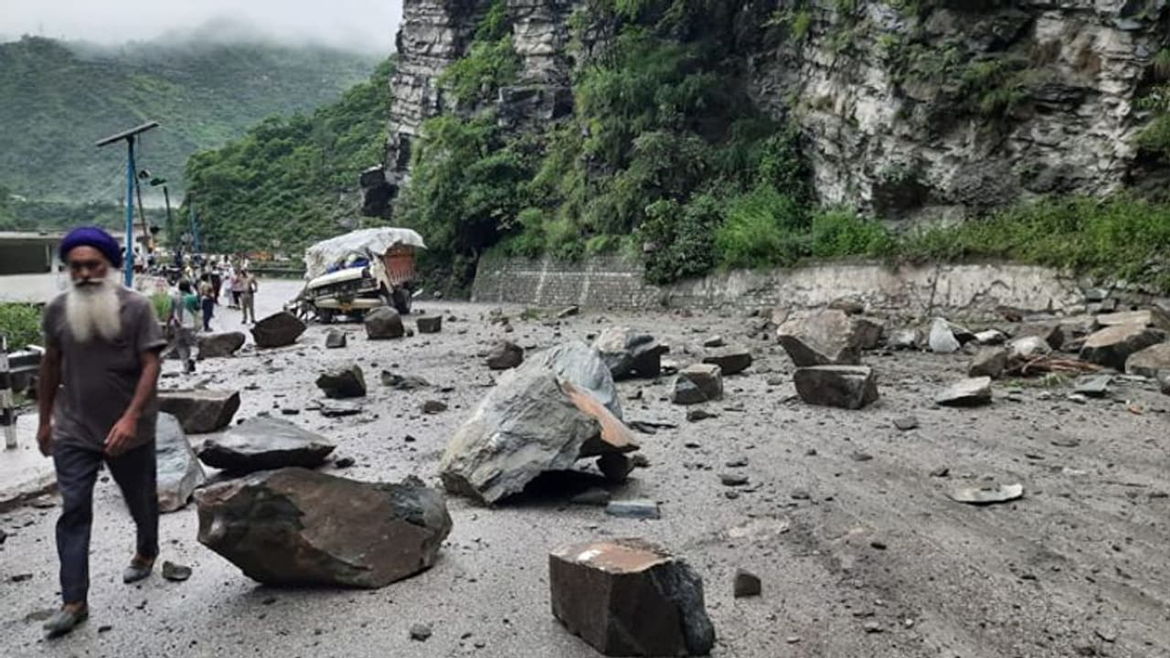 ఇంద్రకీలాద్రిపై విరిగిపడ్డ కొండచరియలు: రాళ్ల కింద పోలీసులు, ఇతర సిబ్బంది..?