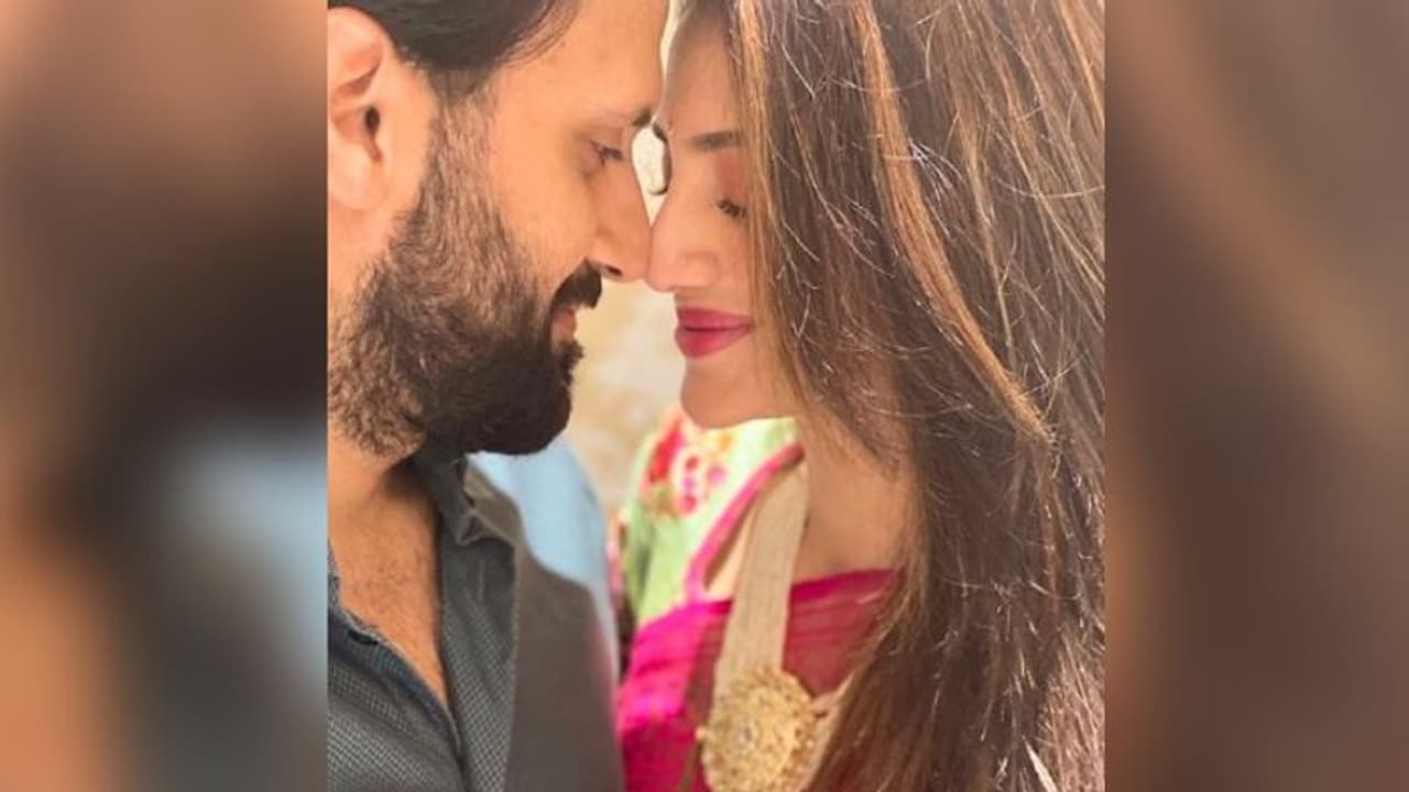 পোস্ট ওয়ার্কআউট সেশন সেলেব জুটির, ক্লান্ত হয়ে নুসরত শুয়ে পড়লেন নিখিলের কোলে পোস্ট ওয়ার্কআউট সেশন সেলেব জুটির, ক্লান্ত হয়ে নুসরত শুয়ে পড়লেন নিখিলের কোলে