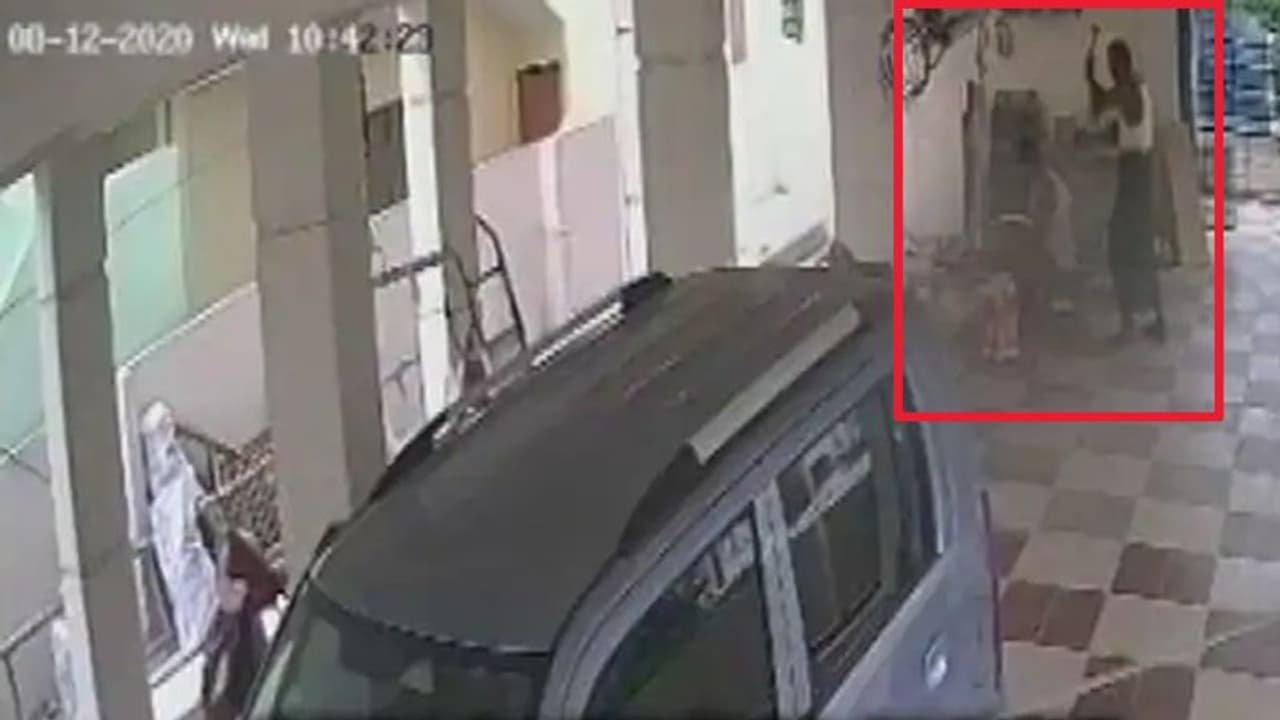 घर पर बैठा था बेटा, पीछे से चुपचाप आया पिता, फिर कुल्हाड़ी से काट डाला, चौंकाने वाली है वजह घर पर बैठा था बेटा, पीछे से चुपचाप आया पिता, फिर कुल्हाड़ी से काट डाला, चौंकाने वाली है वजह