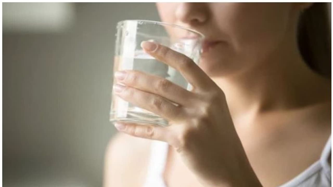 ഇളം ചൂട് വെള്ളം കുടിച്ച് ദിവസം തുടങ്ങണമെന്ന് പറയുന്നതിന്റെ കാരണം... ഇളം ചൂട് വെള്ളം കുടിച്ച് ദിവസം തുടങ്ങണമെന്ന് പറയുന്നതിന്റെ കാരണം...