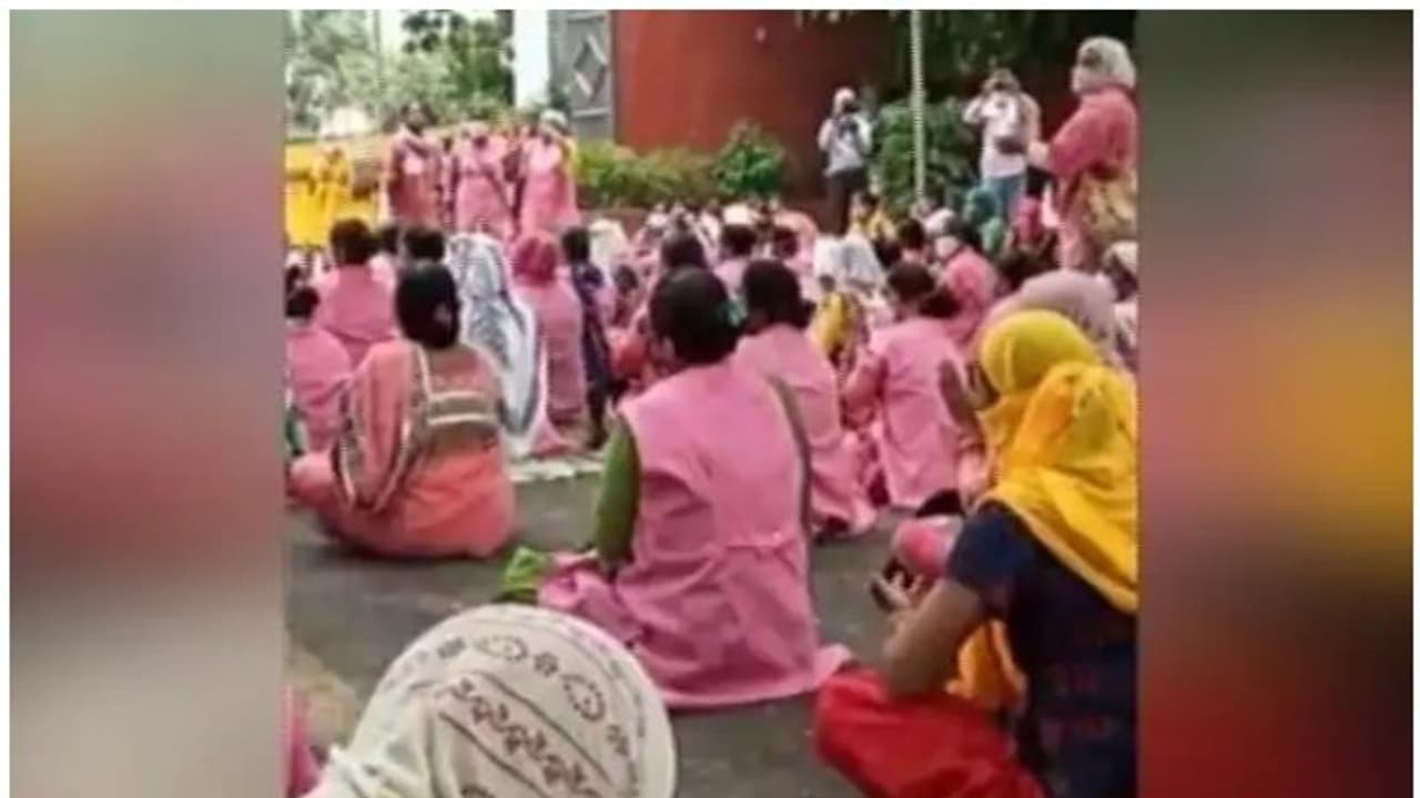 'കുഞ്ഞുങ്ങൾ രോഗബാധിതരാകുമോ എന്ന് പേടി, സുരക്ഷാ ഉപകരണങ്ങൾ നൽകണം'; പ്രതിഷേധവുമായി ആശാ വർക്കേഴ്സ് 'കുഞ്ഞുങ്ങൾ രോഗബാധിതരാകുമോ എന്ന് പേടി, സുരക്ഷാ ഉപകരണങ്ങൾ നൽകണം'; പ്രതിഷേധവുമായി ആശാ വർക്കേഴ്സ്