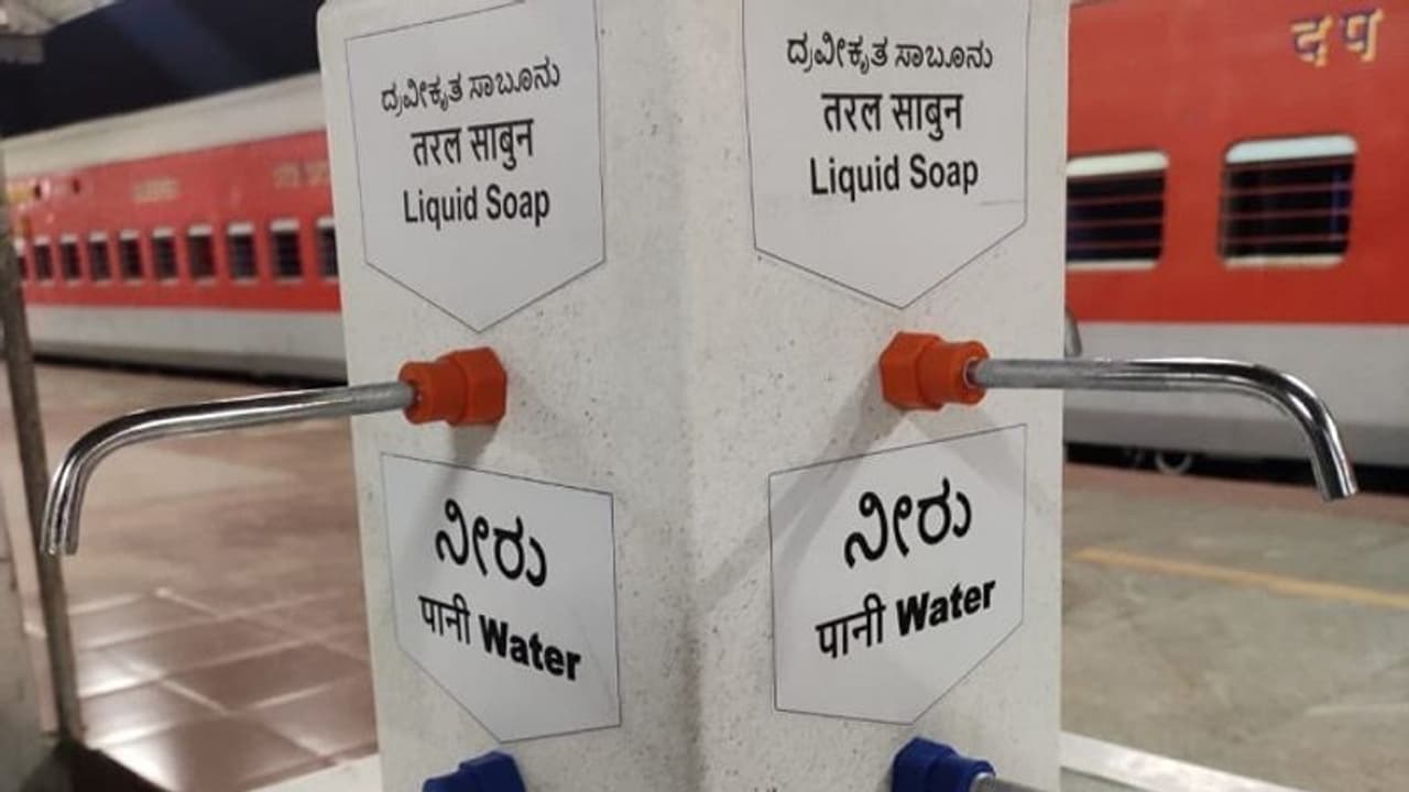 ಕೊರೋನಾ ನಿಯಂತ್ರಣಕ್ಕೆ ಹೊಸ ಯಂತ್ರ ಅಳವಡಿಕೆ; ಬೆಂಗಳೂರು ರೈಲು ನಿಲ್ದಾಣಕ್ಕೆ ಎಲ್ಲರ ಮೆಚ್ಚುಗೆ! ಕೊರೋನಾ ನಿಯಂತ್ರಣಕ್ಕೆ ಹೊಸ ಯಂತ್ರ ಅಳವಡಿಕೆ; ಬೆಂಗಳೂರು ರೈಲು ನಿಲ್ದಾಣಕ್ಕೆ ಎಲ್ಲರ ಮೆಚ್ಚುಗೆ!