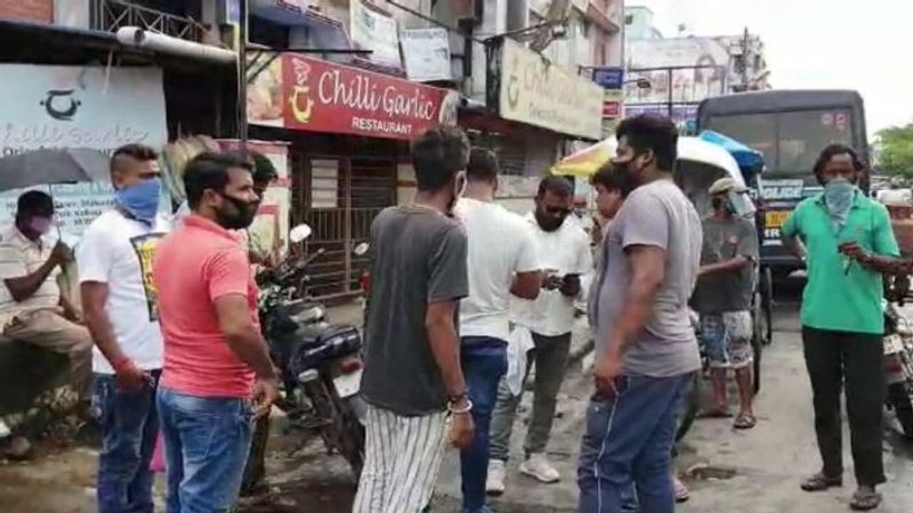 সিন্ডিকেট দৌরাত্ম্যে রণক্ষেত্র পর্ণশ্রী, ব্যবসা নিয়ে রক্তাক্ত সংঘর্ষ সিন্ডিকেট দৌরাত্ম্যে রণক্ষেত্র পর্ণশ্রী, ব্যবসা নিয়ে রক্তাক্ত সংঘর্ষ