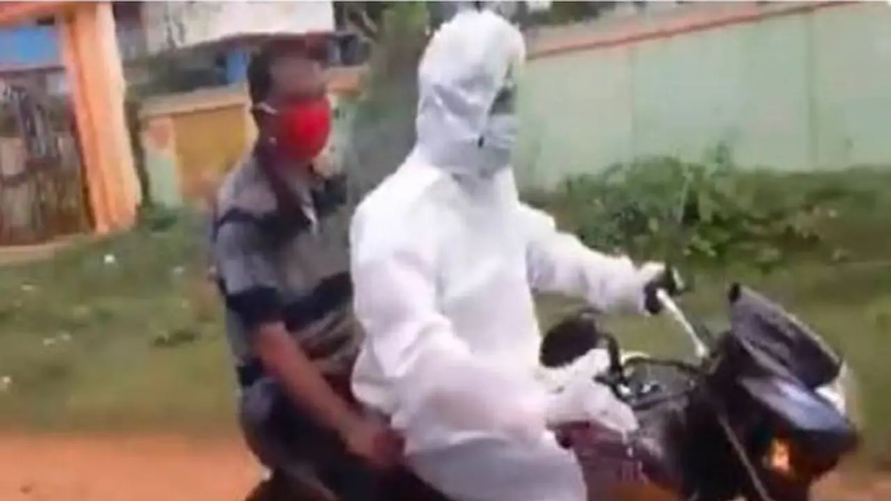 ತಮಾಷೆಯೇ ಅಲ್ಲ! ಕೊರೋನಾಪೀಡಿತನ ಚಿಕಿತ್ಸೆಗಾಗಿ ಪಿಪಿಇ ಕಿಟ್‌ ಧರಿಸಿ ಬೈಕ್‌ ಸವಾರಿ