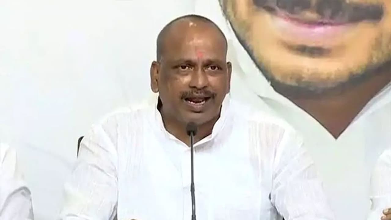 ‘సారా మాటల’ డైవర్షన్ కోసమే ‘జిన్నా టవర్’ రాజకీయం: బీజేపీపై ఎమ్మెల్సీ లేళ్ల అప్పిరెడ్డి ఫైర్ ‘సారా మాటల’ డైవర్షన్ కోసమే ‘జిన్నా టవర్’ రాజకీయం: బీజేపీపై ఎమ్మెల్సీ లేళ్ల అప్పిరెడ్డి ఫైర్