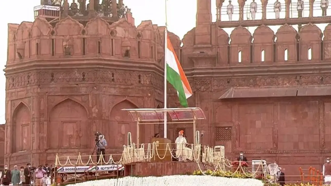 लाल किले से पीएम मोदी बोले, कोरोना संकटकाल में पीपीई किट, मास्क और वेंटिलेटर बनाने में आत्मनिर्भर बना भारत
