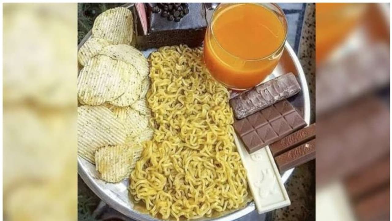 'ഭക്ഷണത്തോട് വേണോ ഇത്രയും ക്രൂരത...'; പപ്പടത്തിന് പകരം ചോക്ലേറ്റ്, മോരിന് പകരം ജ്യൂസ്, വെെറലായി ചിത്രം 'ഭക്ഷണത്തോട് വേണോ ഇത്രയും ക്രൂരത...'; പപ്പടത്തിന് പകരം ചോക്ലേറ്റ്, മോരിന് പകരം ജ്യൂസ്, വെെറലായി ചിത്രം