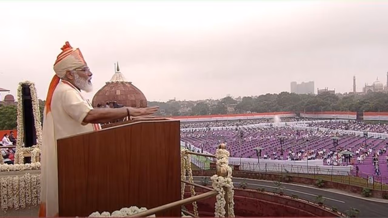 पीएम मोदी ने लाल किले से बढ़ाया सैनिकों का जोश, उस घटना की याद दिलाई, जिसे सोचकर भी कांपता है दुश्मन पीएम मोदी ने लाल किले से बढ़ाया सैनिकों का जोश, उस घटना की याद दिलाई, जिसे सोचकर भी कांपता है दुश्मन