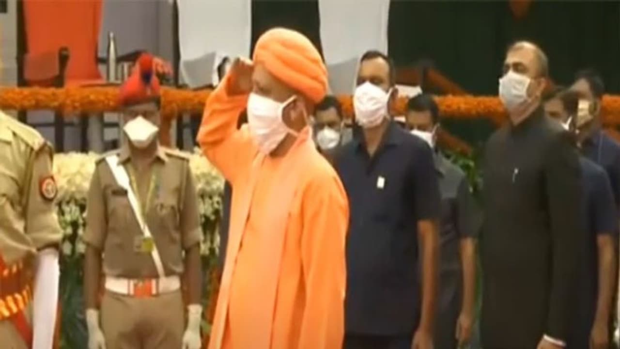 सीएम योगी ने स्वतंत्रता दिवस पर विधानसभा में फहराया तिरंगा, प्रदेश वासियों को दी बधाई सीएम योगी ने स्वतंत्रता दिवस पर विधानसभा में फहराया तिरंगा, प्रदेश वासियों को दी बधाई