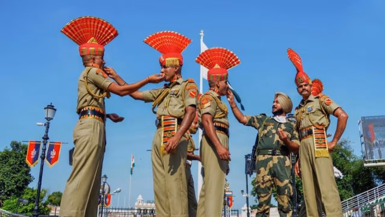 Eid Al Adha: ಅಟ್ಟಾರಿ ವಾಘಾ ಗಡಿಯಲ್ಲಿ ಸಿಹಿ ಹಂಚಿಕೊಂಡ ಭಾರತ, ಪಾಕ್ ಯೋಧರು Eid Al Adha: ಅಟ್ಟಾರಿ ವಾಘಾ ಗಡಿಯಲ್ಲಿ ಸಿಹಿ ಹಂಚಿಕೊಂಡ ಭಾರತ, ಪಾಕ್ ಯೋಧರು