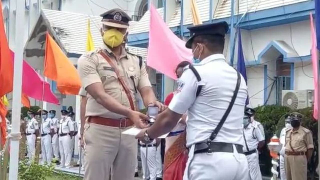 'বিতর্ক' না থাকলেই মেলে পুরষ্কার, রাষ্ট্রপতি পদক পাচ্ছেন বাংলার ২১ পুলিশকর্মী 'বিতর্ক' না থাকলেই মেলে পুরষ্কার, রাষ্ট্রপতি পদক পাচ্ছেন বাংলার ২১ পুলিশকর্মী