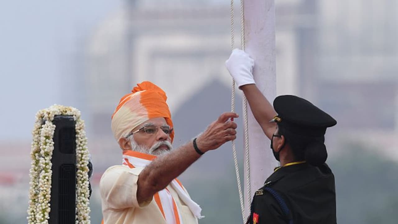पंडित नेहरू से मोदी तक...जानें लाल किले पर किस पीएम ने सबसे ज्यादा बार किया ध्वजारोहण, किसकी स्पीच सबसे लंबी
