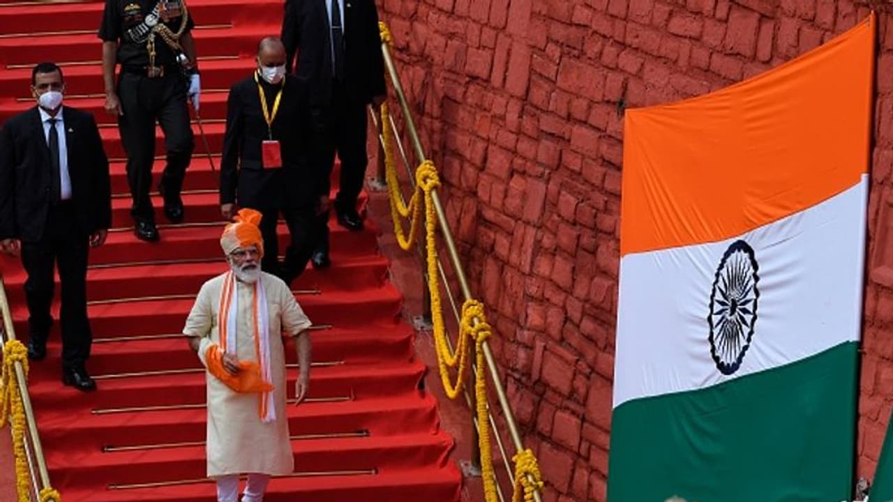 independence day pm modi red fort corona social distancing photos KPP