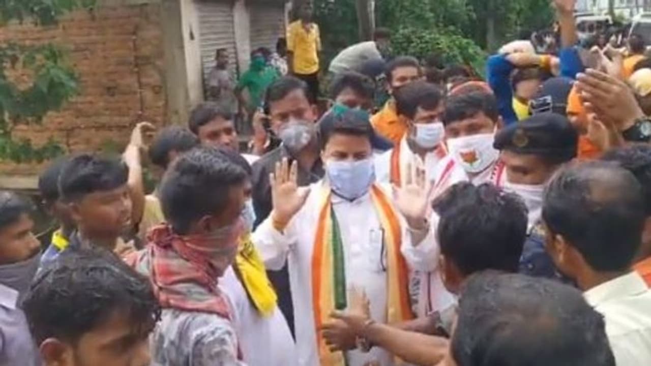 জাতীয় পতাকা তুলতে গিয়ে খুন বিজেপি কর্মী, মৃ্ত্যুর সঙ্গে লড়াই করছেন মণ্ডল সম্পাদক