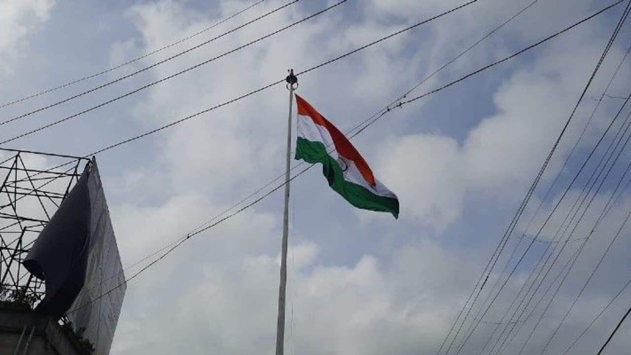 ಅಶೋಕ ಚಕ್ರ ಬದಲು ಇಸ್ಲಾಂ ಸಂದೇಶದ ತ್ವಿವರ್ಣ ಧ್ವಜ ಹಾರಿಸಿದ ಮಹಿಳೆ, ಇಬ್ಬರು ಮಕ್ಕಳು ವಶಕ್ಕೆ!