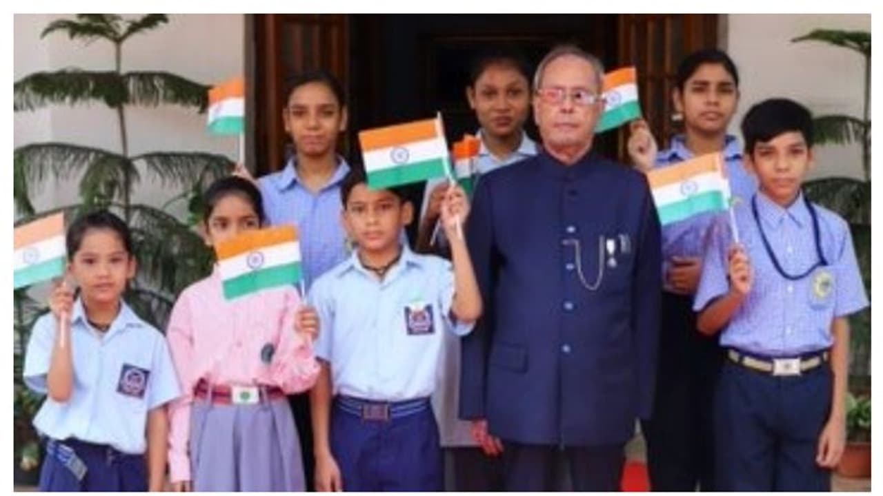 এখনও ভেন্টিলেশনে প্রণব, আগামীবছর স্বাধীনতা দিবসে ফের পতাকা তুলবেন বাবা, আশায় মেয়ে শর্মিষ্ঠা