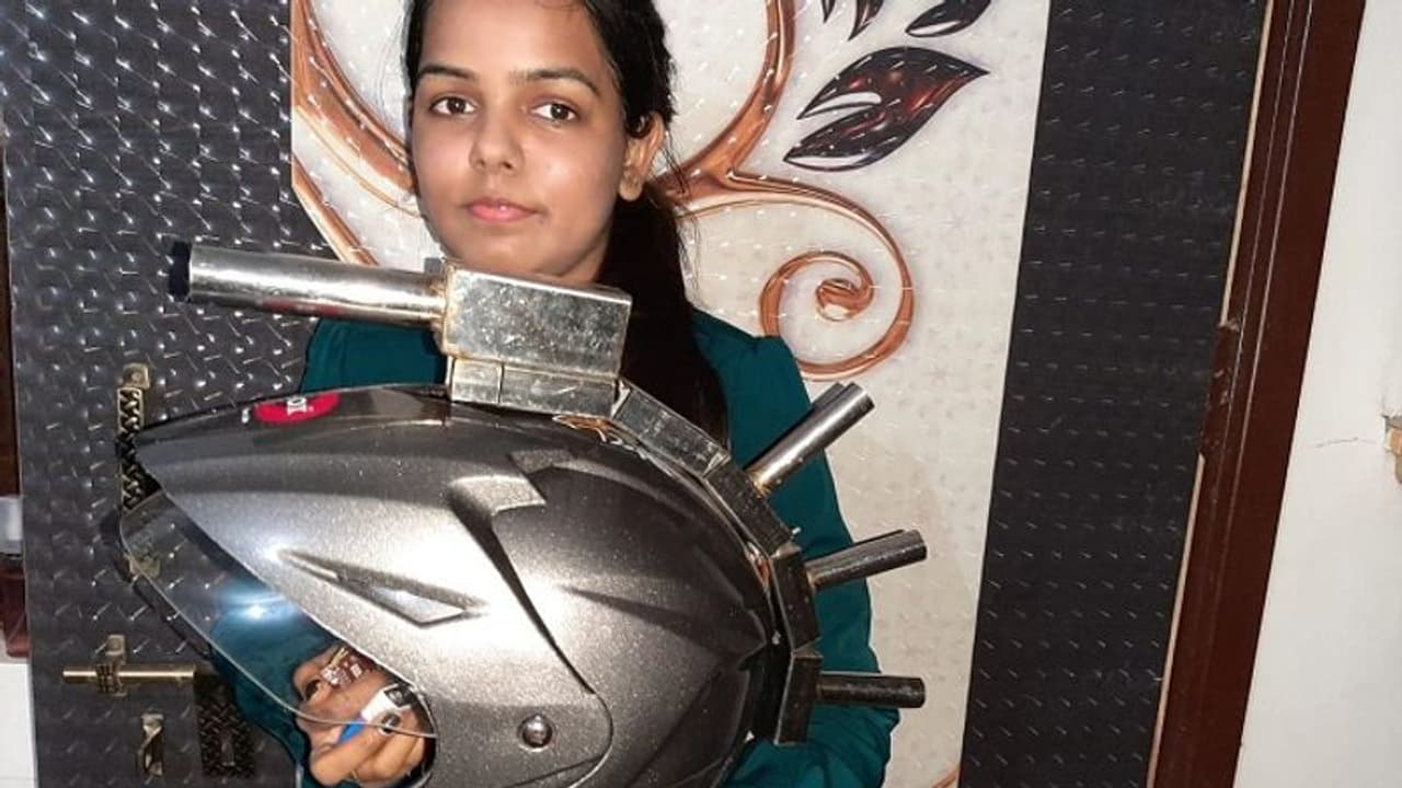 সেনা সুরক্ষায় অভিনব 'রোবো হেলমেট', কলেজ ছাত্রী জাগালেন 'আত্মনির্ভর ভারত'এর স্বপ্ন সেনা সুরক্ষায় অভিনব 'রোবো হেলমেট', কলেজ ছাত্রী জাগালেন 'আত্মনির্ভর ভারত'এর স্বপ্ন