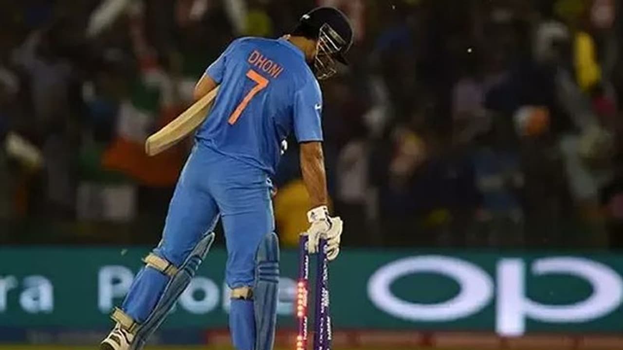 'অবসরের পর সারা রাত ভারতীয় দলের জার্সি পরে বসেছিলেন ধোনি, চোখে ছিল জল' 'অবসরের পর সারা রাত ভারতীয় দলের জার্সি পরে বসেছিলেন ধোনি, চোখে ছিল জল'