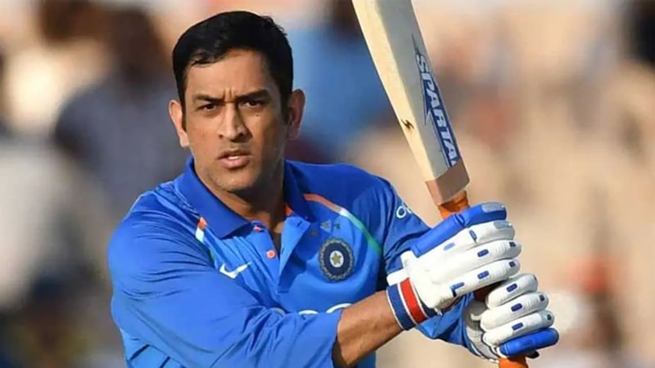 धोनी की कप्तानी में भारत नें जीती थी तीन ट्राफी, आज इंटरनेशल क्रिकेट से लिया संन्यास धोनी की कप्तानी में भारत नें जीती थी तीन ट्राफी, आज इंटरनेशल क्रिकेट से लिया संन्यास