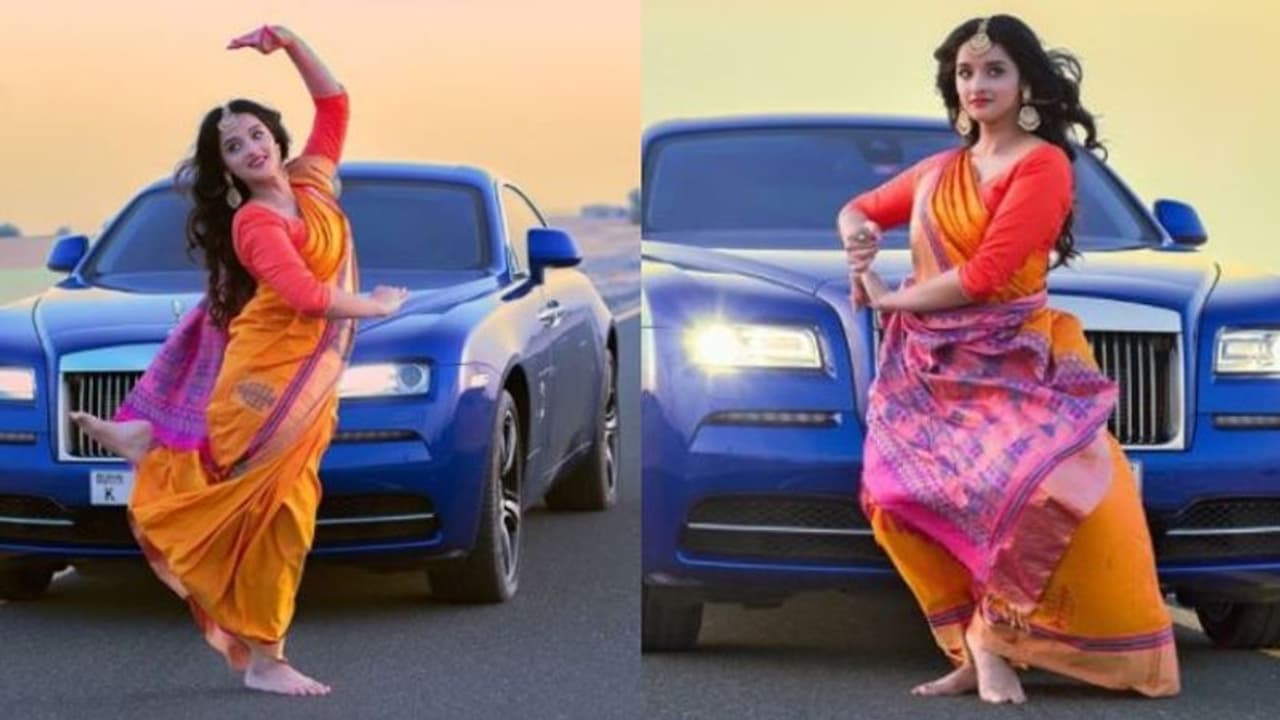 'റോൾസ് റോയിസിന് മുമ്പിൽ പോസ് ചെയ്ത നാഗവല്ലി'; ഫോട്ടോഷൂട്ട് പങ്കുവച്ച് സൗമ്യ മേനോൻ 'റോൾസ് റോയിസിന് മുമ്പിൽ പോസ് ചെയ്ത നാഗവല്ലി'; ഫോട്ടോഷൂട്ട് പങ്കുവച്ച് സൗമ്യ മേനോൻ