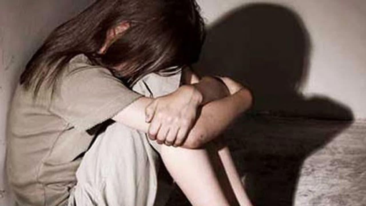 లైంగిక వేధింపులు.. ఫిర్యాదు చేయడానికి వస్తే డ్యాన్స్ చేయాలంటూ.. లైంగిక వేధింపులు.. ఫిర్యాదు చేయడానికి వస్తే డ్యాన్స్ చేయాలంటూ..