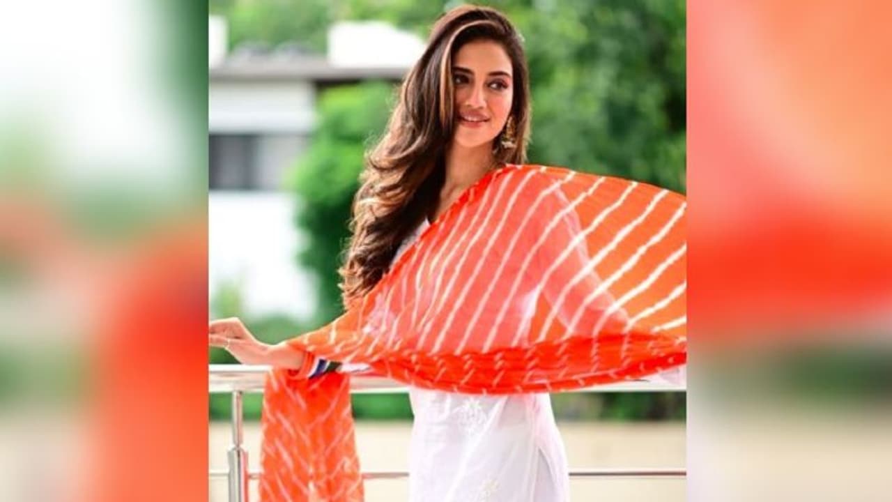 শাহরুখের সুরে রোম্যান্সে মজলেন নসুরত, ভিডিওতে ধরা পড়ল সৌন্দর্যের সাতকাহন