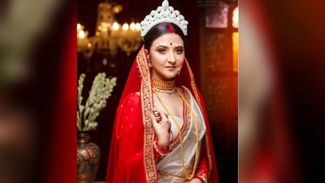 কনের সাজে 'শুভদৃষ্টি'র নায়িকা ঐশ্বর্য, সাবেকিয়ানার ছোঁয়াতেই ভক্তদের কৌতুহল কনের সাজে 'শুভদৃষ্টি'র নায়িকা ঐশ্বর্য, সাবেকিয়ানার ছোঁয়াতেই ভক্তদের কৌতুহল