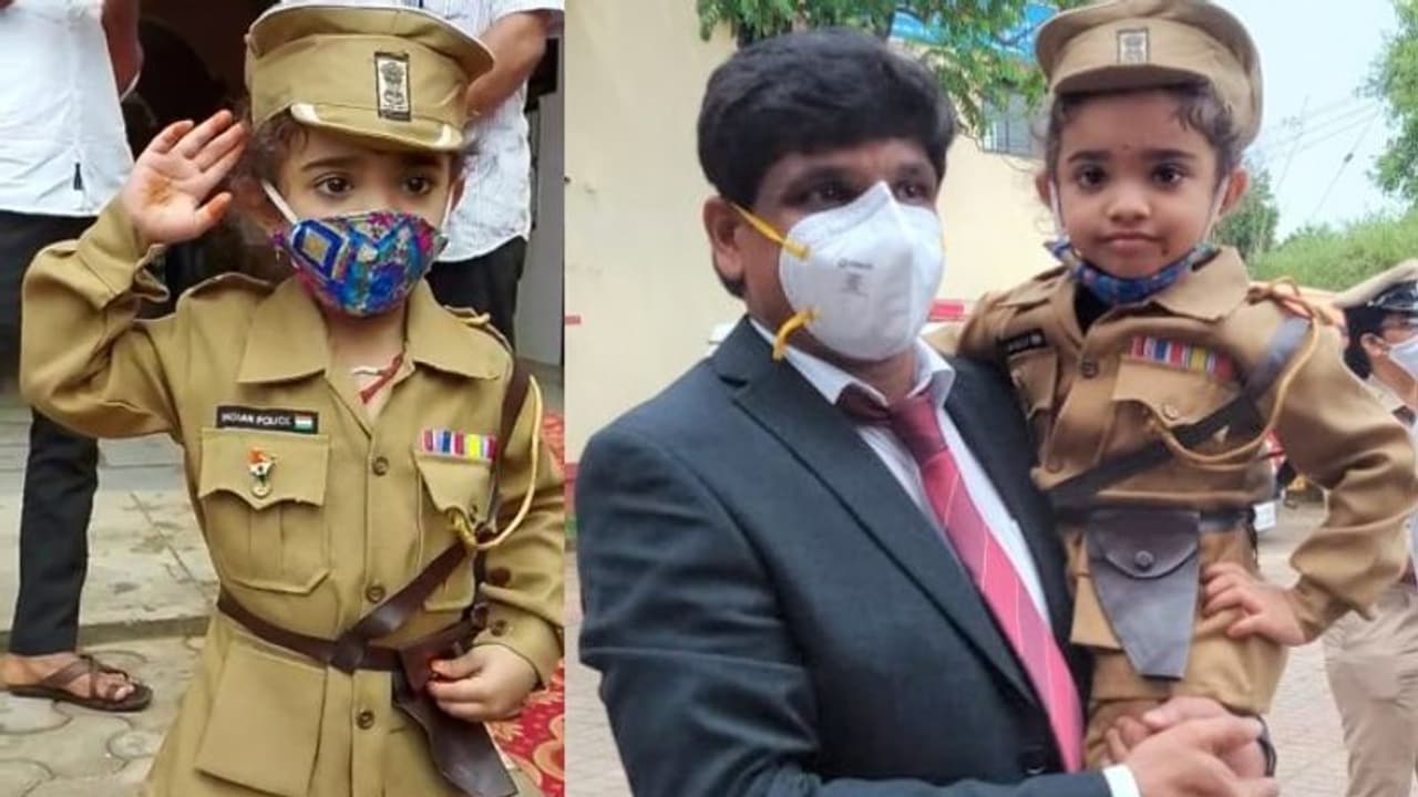 ಉಡುಪಿಯಲ್ಲಿ ಗಮನ ಸೆಳೆದ ಪುಟ್ಟ ಪೊಲೀಸಮ್ಮ! ಉಡುಪಿಯಲ್ಲಿ ಗಮನ ಸೆಳೆದ ಪುಟ್ಟ ಪೊಲೀಸಮ್ಮ!