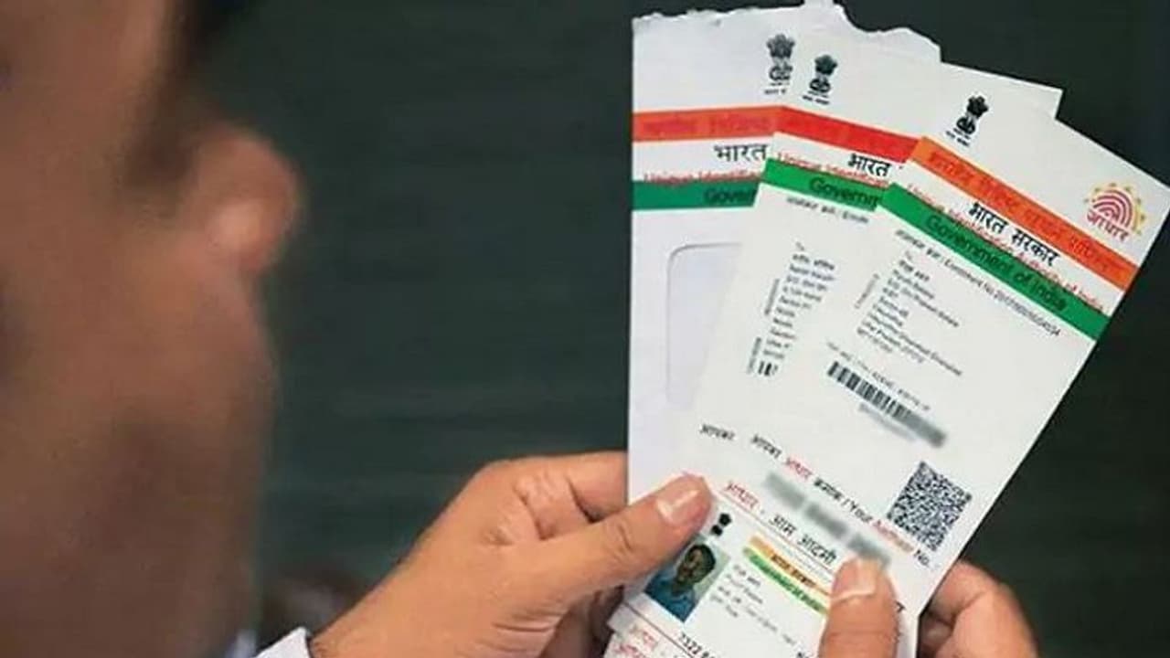 ప్రభుత్వ పథకాలే టార్గెట్: ఆధార్ కార్డుల్లో వయసు మార్పు చేస్తున్న ముఠా ప్రభుత్వ పథకాలే టార్గెట్: ఆధార్ కార్డుల్లో వయసు మార్పు చేస్తున్న ముఠా