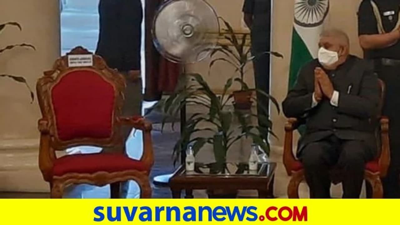 ಖಾಲಿ ಕುರ್ಚಿ ಬಹಳಷ್ಟು ಬಯಲು ಮಾಡುತ್ತೆ: ಸಿಎಂ ವಿರುದ್ಧ ರಾಜ್ಯಪಾಲರ ಕಿಡಿ! ಖಾಲಿ ಕುರ್ಚಿ ಬಹಳಷ್ಟು ಬಯಲು ಮಾಡುತ್ತೆ: ಸಿಎಂ ವಿರುದ್ಧ ರಾಜ್ಯಪಾಲರ ಕಿಡಿ!