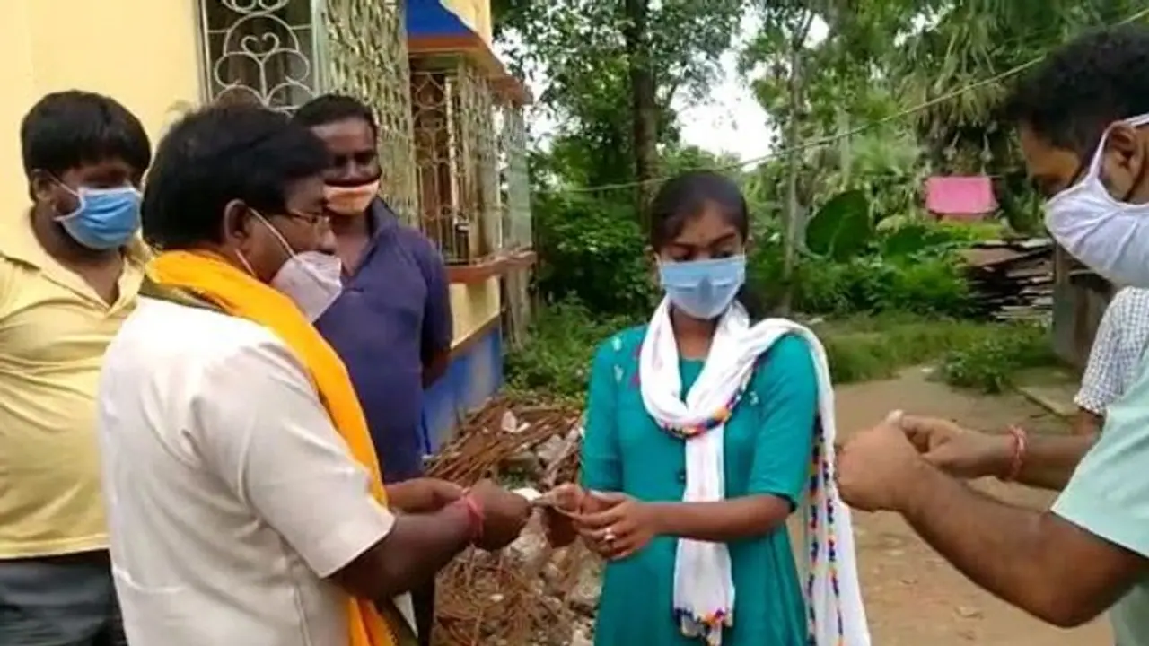 প্রফেসর হওয়ার স্বপ্ন চোখে ফুল বিক্রেতার মেয়ের, কৃতী ছাত্রীর দায়িত্ব নিলেন রানাঘাটের সাংসদ প্রফেসর হওয়ার স্বপ্ন চোখে ফুল বিক্রেতার মেয়ের, কৃতী ছাত্রীর দায়িত্ব নিলেন রানাঘাটের সাংসদ